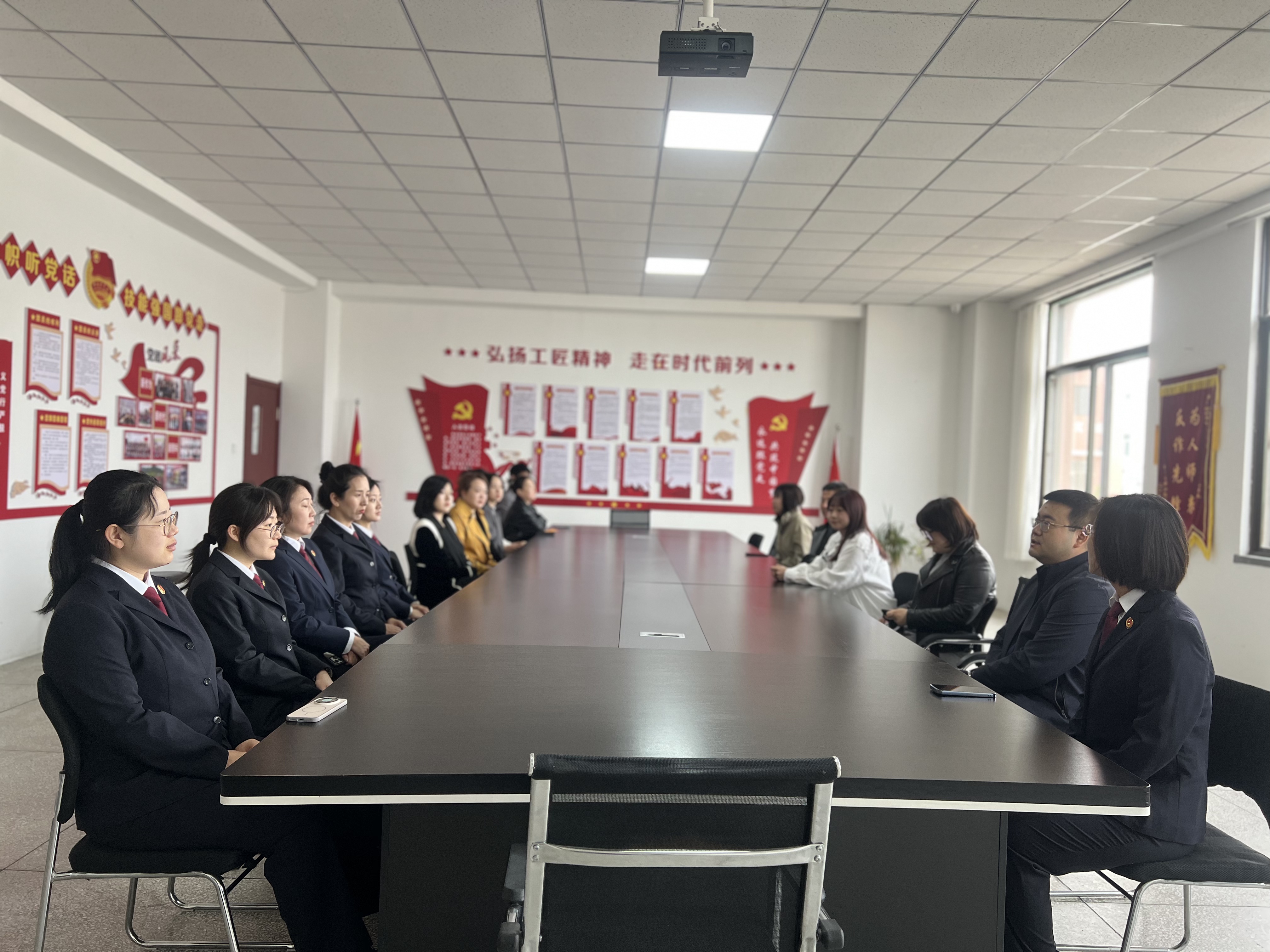 青春筑梦迎五四  青蓝暖心敬老人